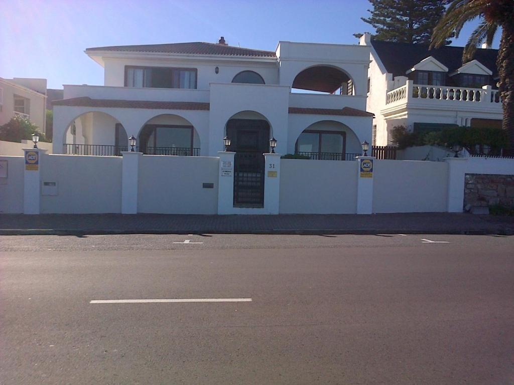 Nautilus Guest House Херманус Экстерьер фото
